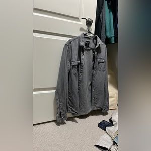 I'm selling my clothes because I gained weight.  Never used they’clean andnew